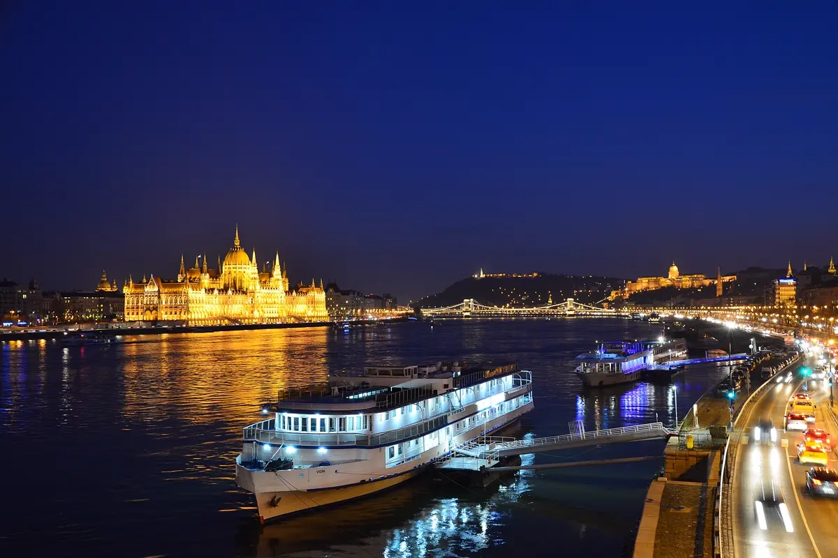 Das Parlament in Budapest an der Donau