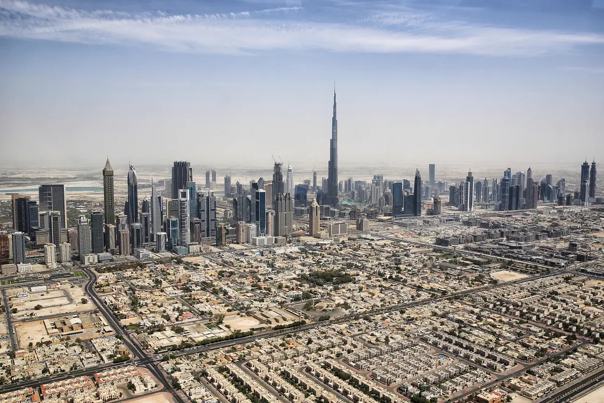Die Skyline von Dubai mit dem Burj Khalifa