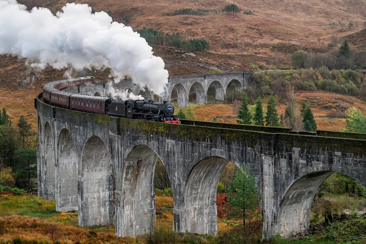 Der Glenfinnan-Viadukt westlich von Fort William