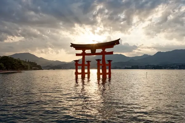 Das Torii des Itsukushima-Schreins vor Miyajima