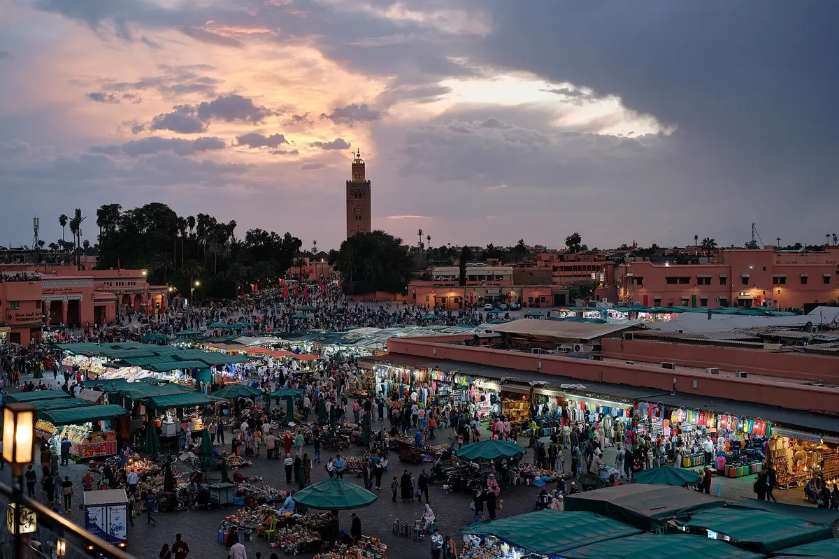 Der Platz Jemaa el-Fna in Marrakesch am Abend