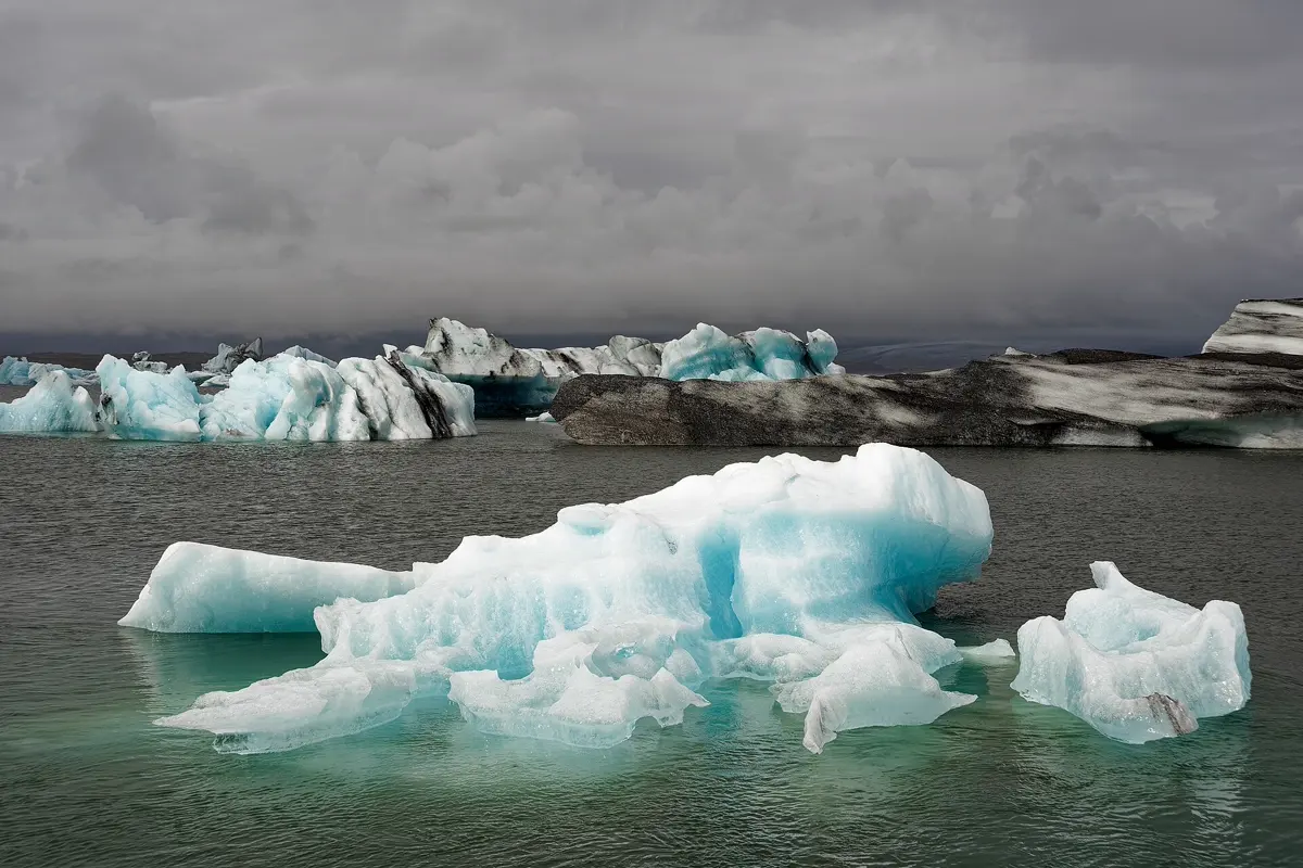 Eisberge in der Gletscherlagune Jökulsárlón im Südosten Islands