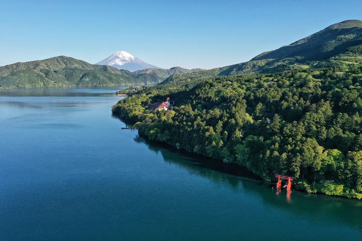 Der Fuji über dem Ashi-See in Hakone, vorne das Torii des Hakone-Schreins