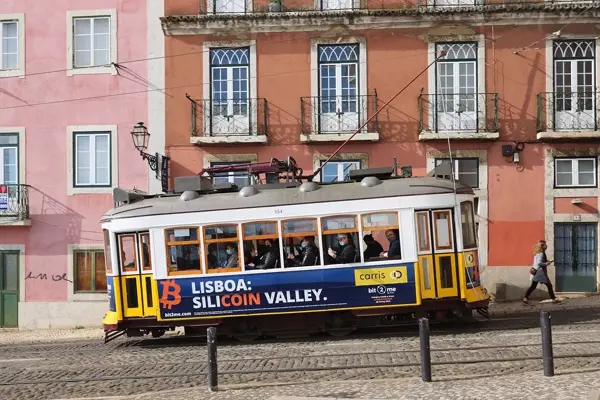 Straßenbahn in der Alfama, Lissabon