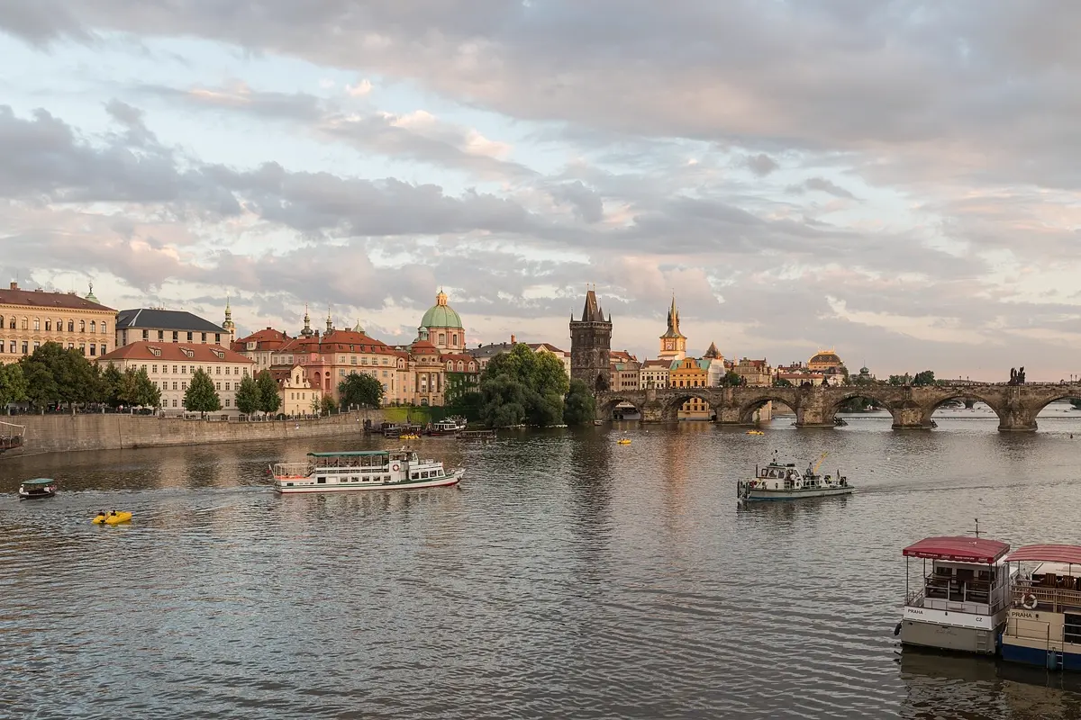 Die Karlsbrücke und die Prager Burg an der Moldau