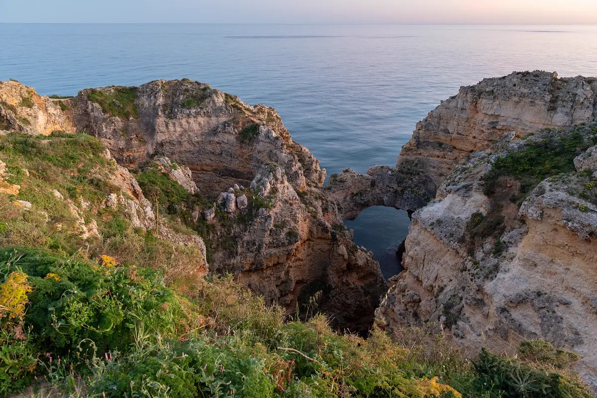 Die Felsküste der Ponta da Piedade bei Lagos an der Algarve