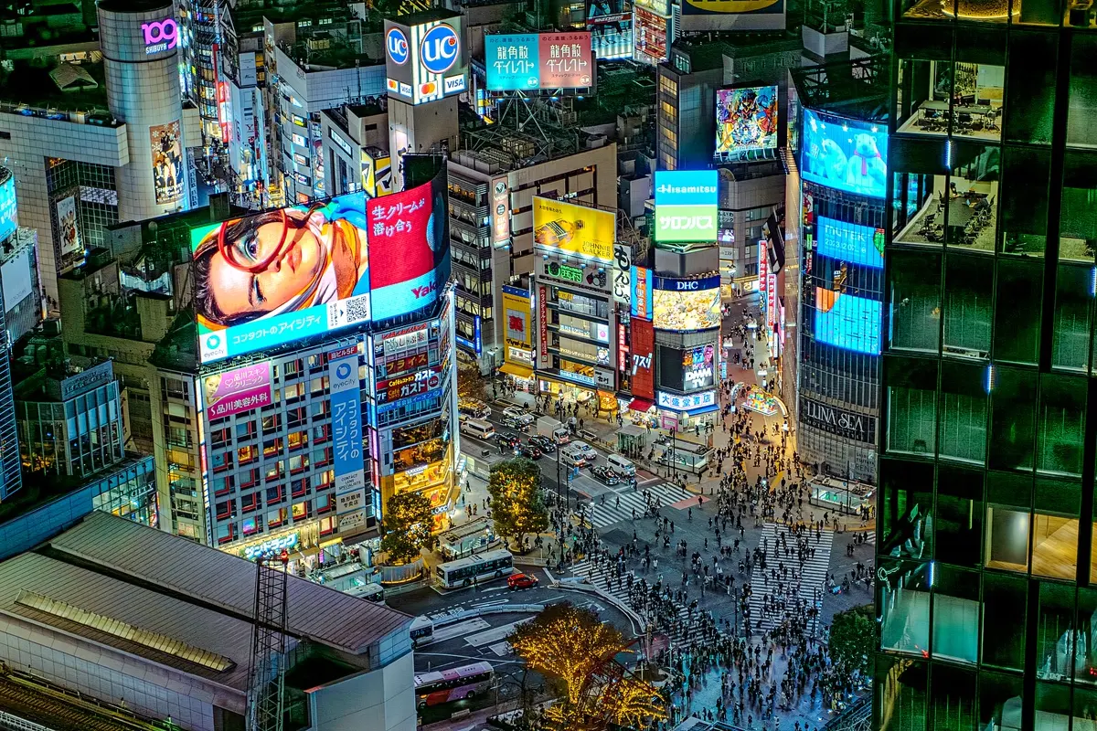 Die Kreuzung vor dem Bahnhof Shibuya in Tokio