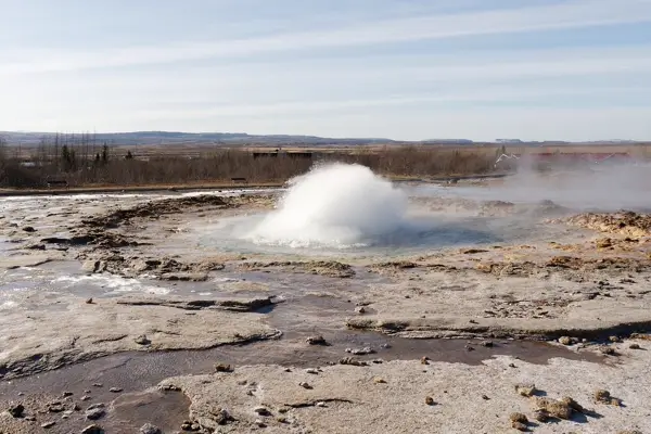 Der Strokkur im Geothermalgebiet Geysir