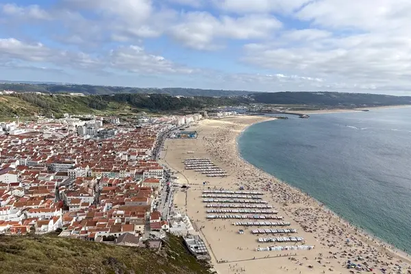 Der Strand von Nazaré vom Sítio aus
