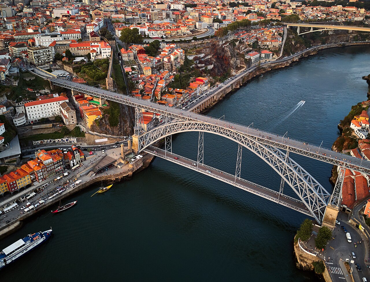 Dom Luís I Bridge and the old town of Porto